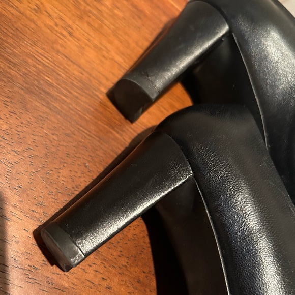 Stuart Weitzman black leather shoes. 5.5 - Picture 5 of 8